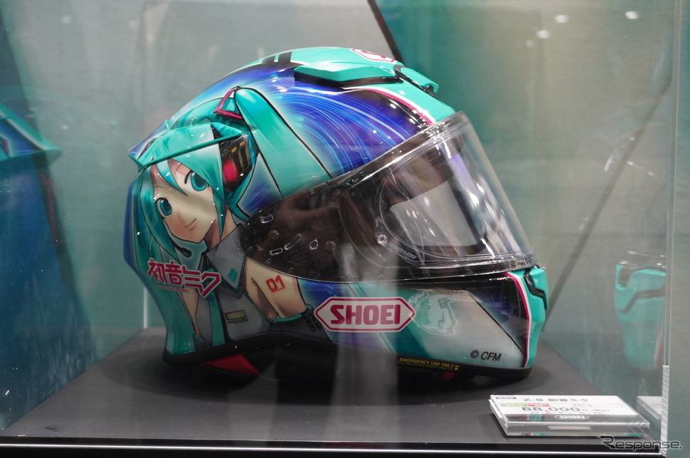 「初音ミク」とのコラボヘルメット、SHOEI『Z-8 初音ミク』《写真撮影 宮崎壮人》