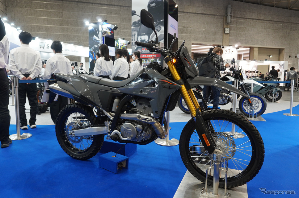 スズキ DR-Z4Sのローシート仕様(大阪モーターサイクルショー2025)《写真撮影 宮崎壮人》