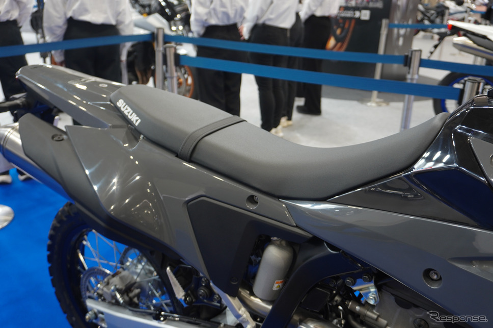 スズキ DR-Z4Sのローシート仕様(大阪モーターサイクルショー2025)《写真撮影 宮崎壮人》