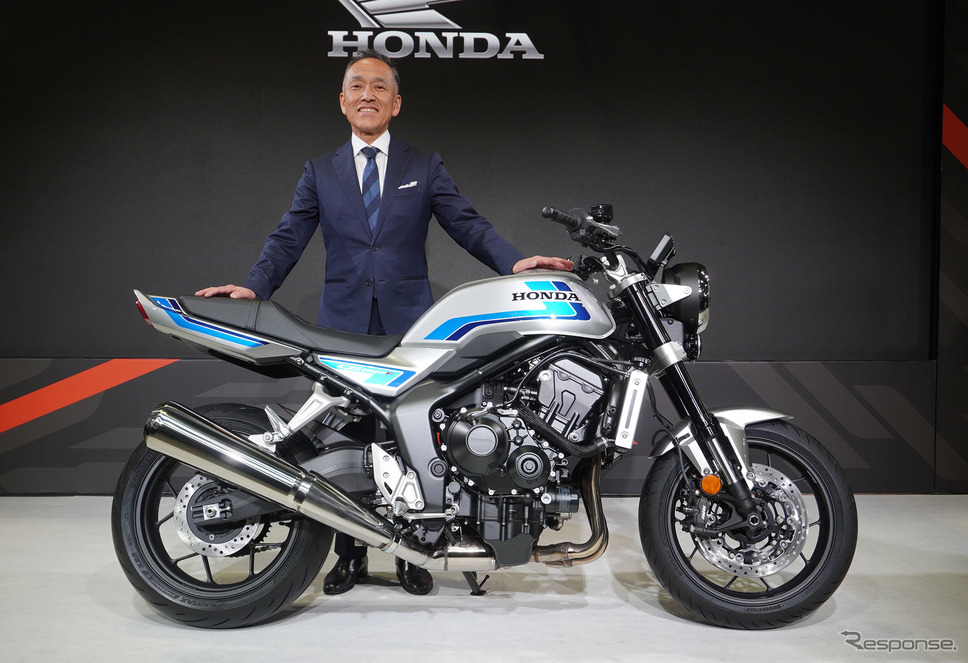 ホンダ CB1000F コンセプトと、ホンダモーターサイクルジャパンの室岡克博社長(大阪モーターサイクルショー2025)《写真撮影 宮崎壮人》