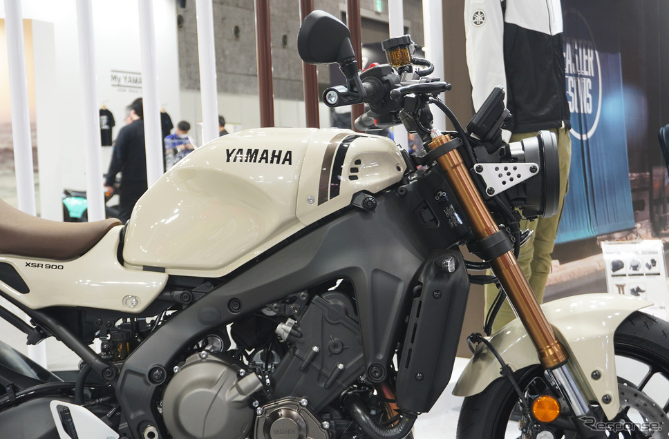 ヤマハ XSR900 ABS 2025年モデルの日本限定カラー「アイボリー」(大阪モーターサイクルショー2025)《写真撮影 宮崎壮人》