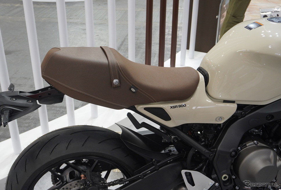 ヤマハ XSR900 ABS 2025年モデルの日本限定カラー「アイボリー」(大阪モーターサイクルショー2025)《写真撮影 宮崎壮人》