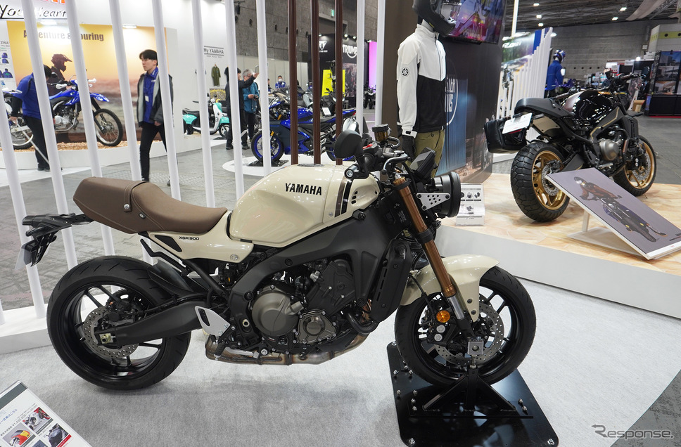 ヤマハ XSR900 ABS 2025年モデルの日本限定カラー「アイボリー」(大阪モーターサイクルショー2025)《写真撮影 宮崎壮人》
