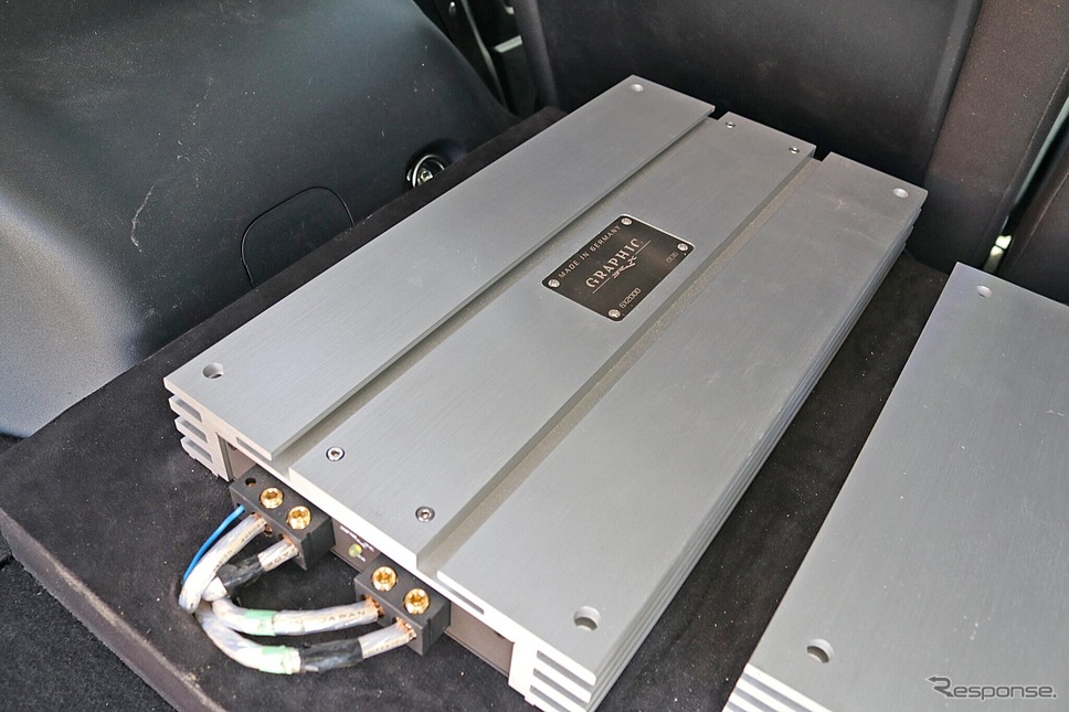フロントスピーカーのミッドバスをドライブするのがブラックスのグラフィック・GX2000。高いドライブ力で中低域の深みを表現する。