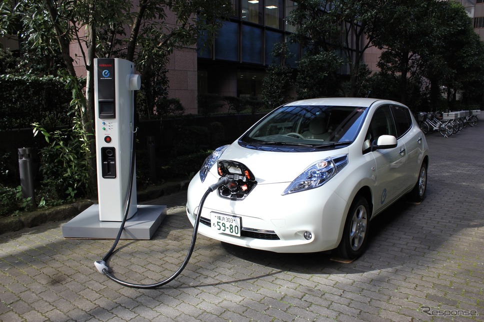 日産自動車、電気自動車用「新型急速充電器」を開発(2011年)《写真提供 日産自動車》