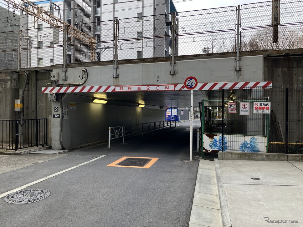 京王線・幡ヶ谷第一架道橋。向かって左が新宿方面、右が八王子方面《写真撮影 高木啓》