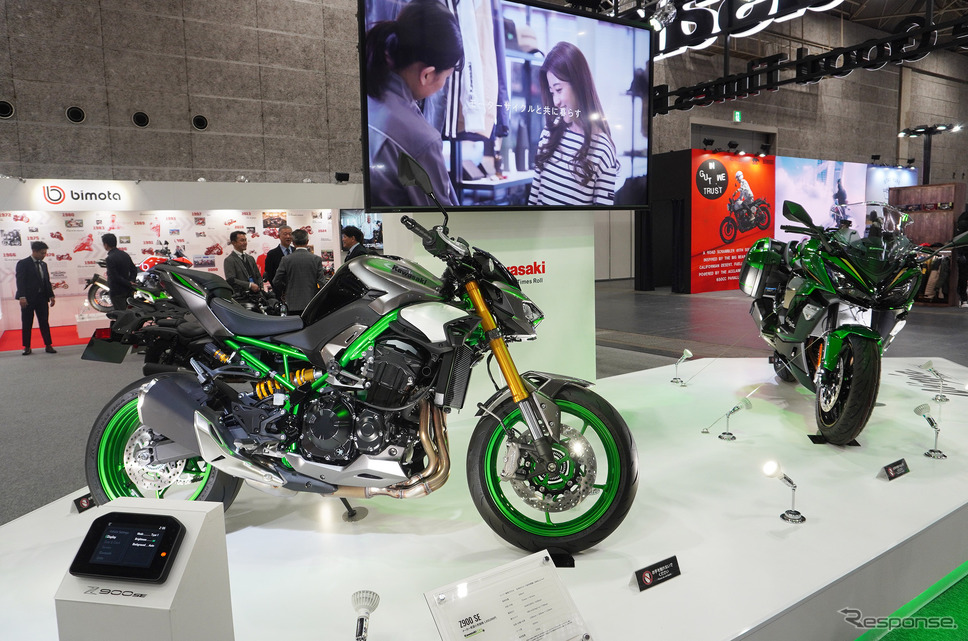 カワサキ Z900 SE(左)とNinja 1100SX SE(右)《写真撮影 宮崎壮人》