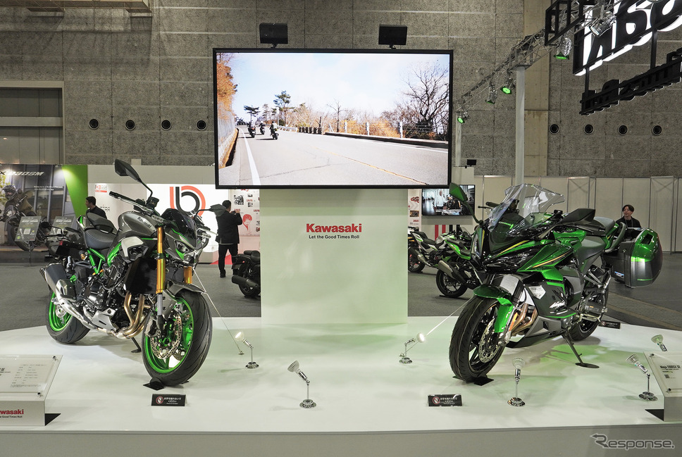 カワサキ Z900 SE(左)とNinja 1100SX SE(右)《写真撮影 宮崎壮人》