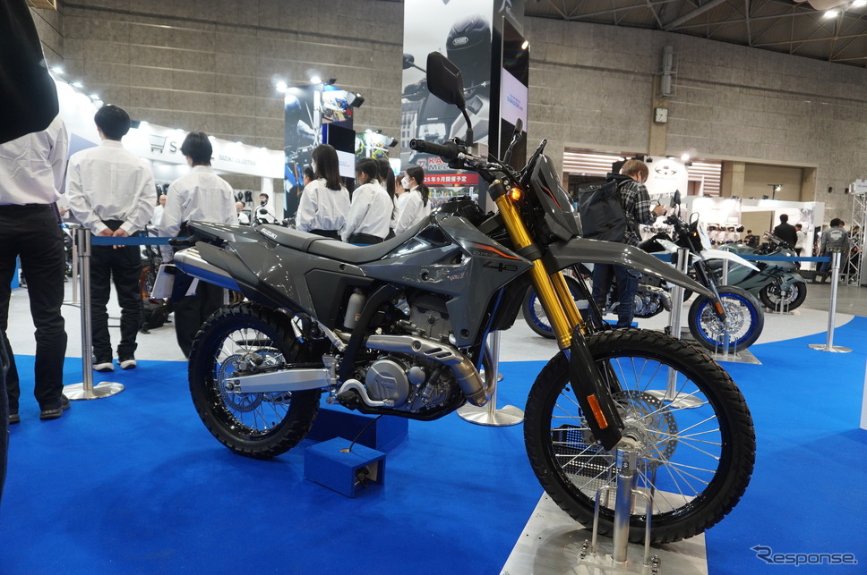 ローシート仕様のスズキ DR-Z4S(大阪モーターサイクルショー2025)《写真撮影 宮崎壮人》