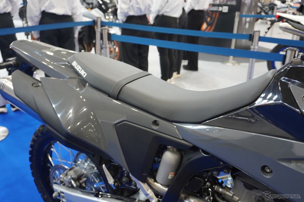 ローシート仕様のスズキ DR-Z4S(大阪モーターサイクルショー2025)《写真撮影 宮崎壮人》