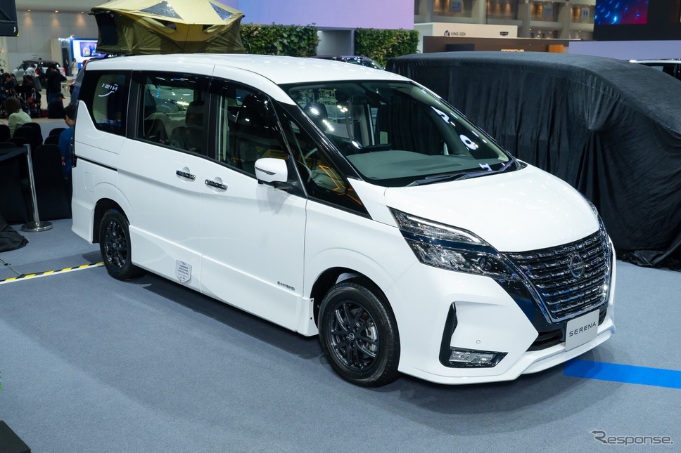 バンコクモーターショー2025に展示された従来モデルのセレナ Sハイブリッド《photo by Nissan》