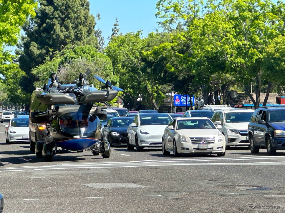 カリフォルニアの交差点で信号待ちするASKA A5《写真提供 ASKA》