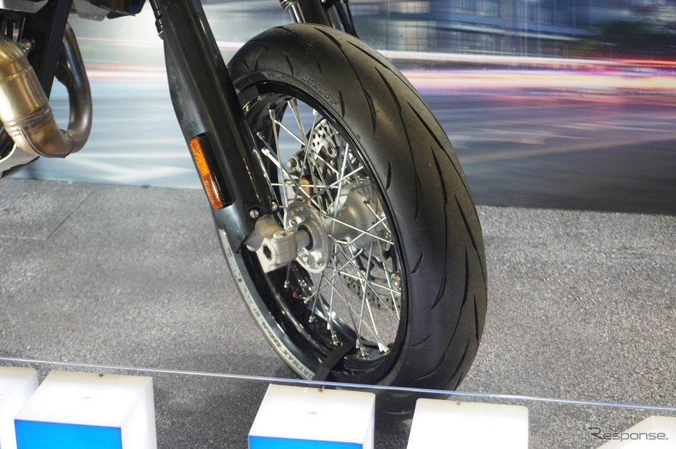 スズキ DR-Z4SM(大阪モーターサイクルショー2025)《写真撮影 宮崎壮人》