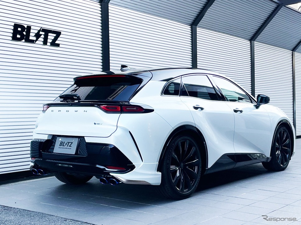 チタンカラーテールセット(VSR)装着例(モデリスタリヤスパッツ装備車)《写真提供 BLITZ》