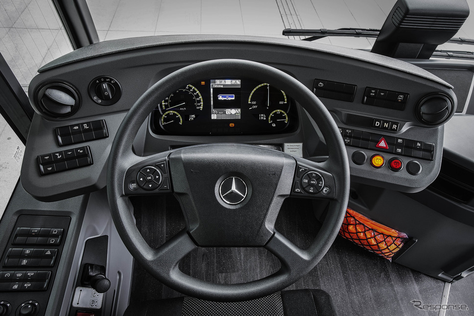 メルセデスベンツの新型電気バス『eCitaro K』《photo by Mercedes-Benz》