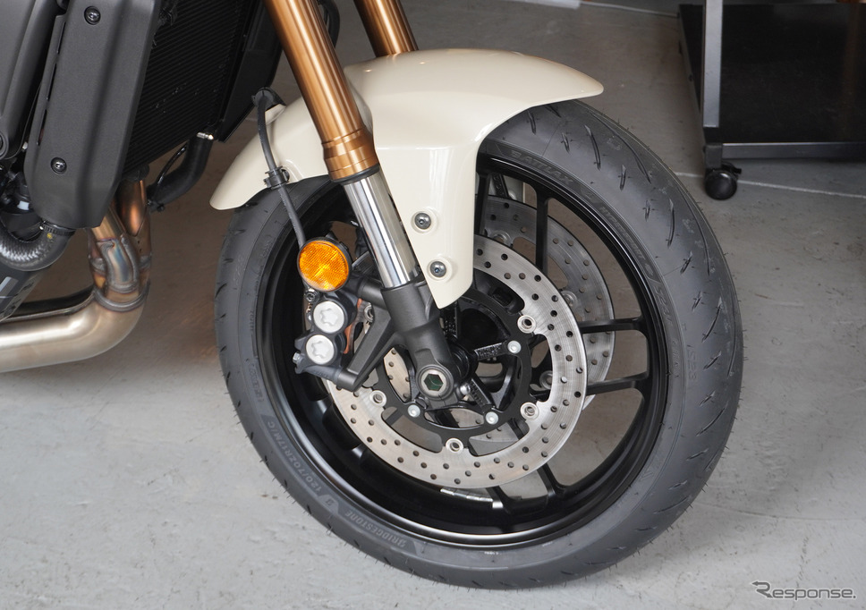 ヤマハ XSR900 2025年モデル(セラミックアイボリー)《写真撮影 宮崎壮人》