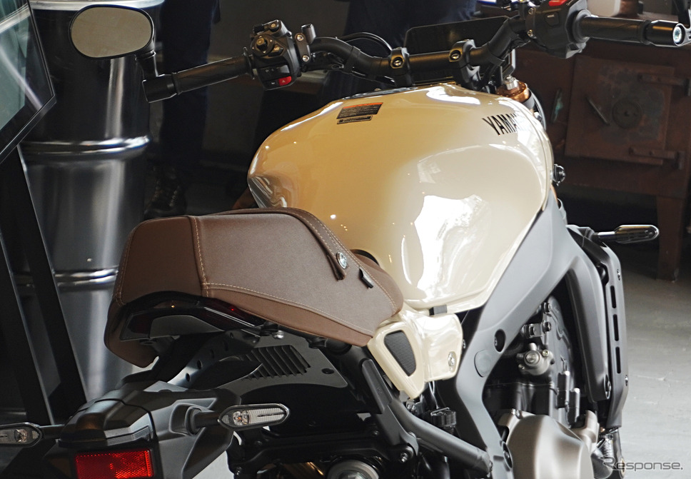 ヤマハ XSR900 2025年モデル(セラミックアイボリー)《写真撮影 宮崎壮人》