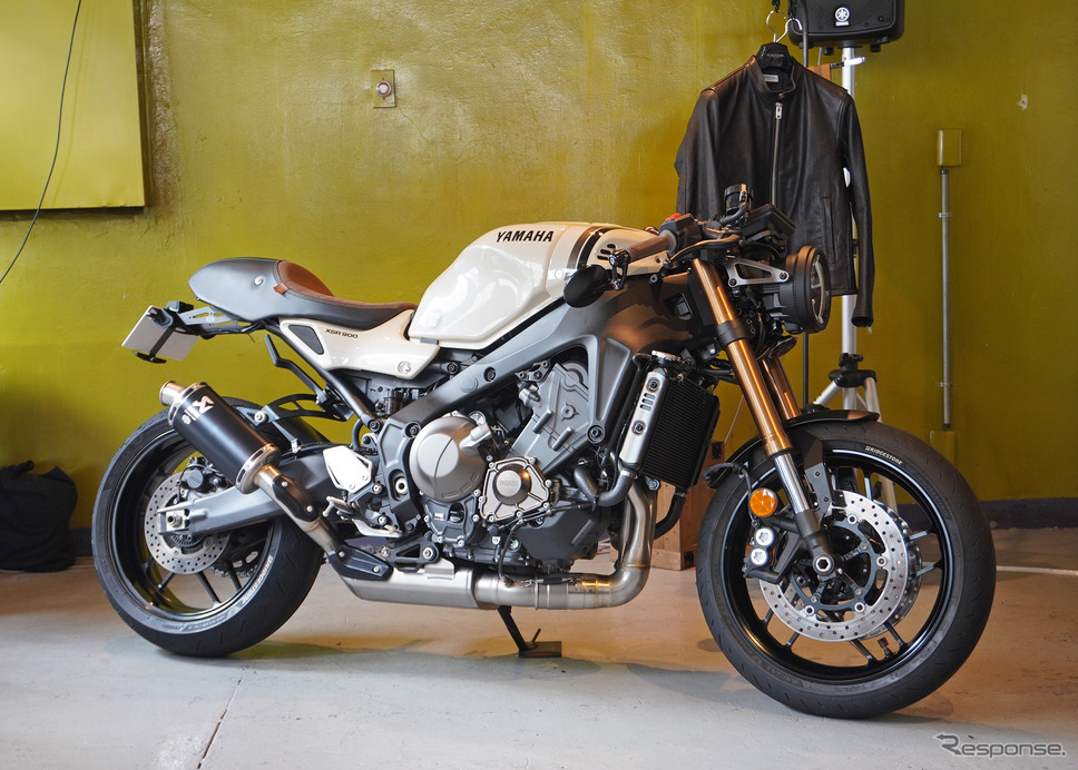 発表会に展示されたアイボリーの「XSR900」カスタマイズコンセプト《写真撮影 宮崎壮人》