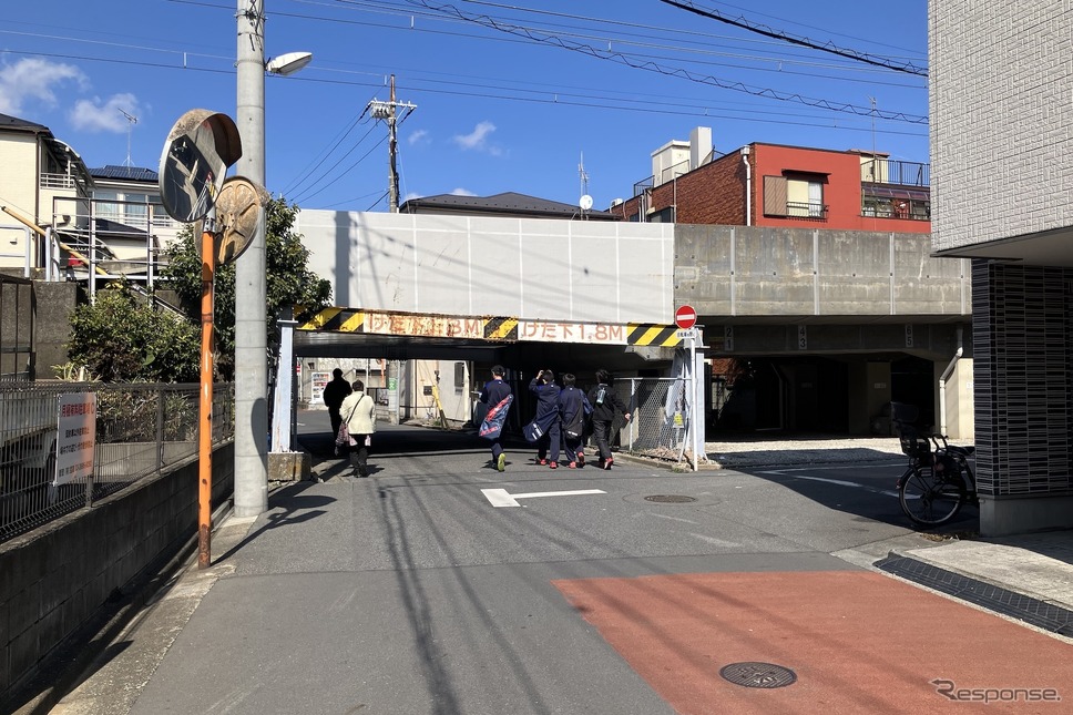 桁下高さ1.8m、京成線・お花茶屋〜青砥《写真撮影 高木啓》