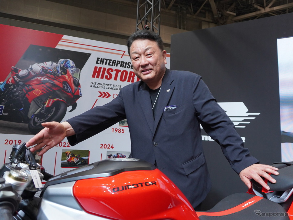 QJモータージャパンの西浩二取締役(東京モーターサイクルショー2025)《写真撮影 青木タカオ》