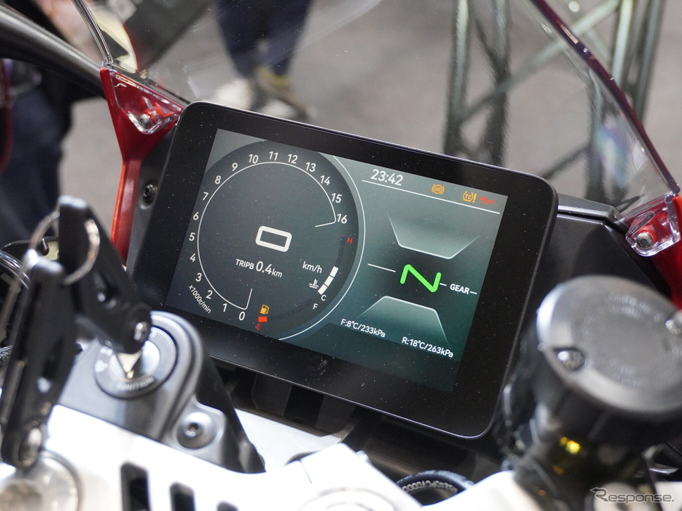 QJモーター SRK400RSのカラーTFTメーターを本邦初公開(東京モーターサイクルショー2025)《写真撮影 青木タカオ》