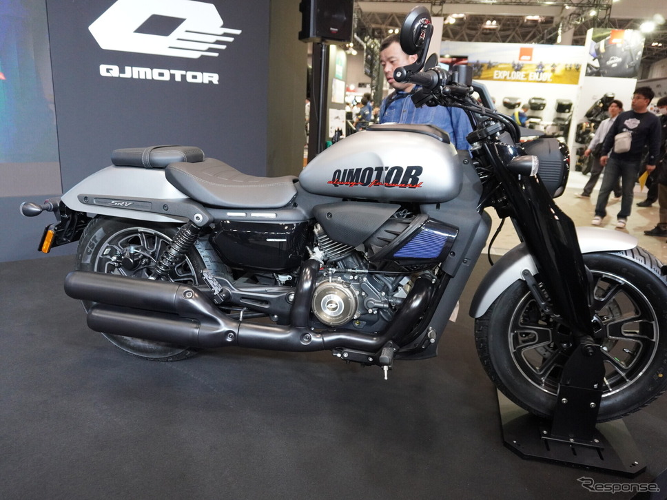 400cc Vツインを搭載するQJモーター SRV400VS(東京モーターサイクルショー2025)《写真撮影 青木タカオ》