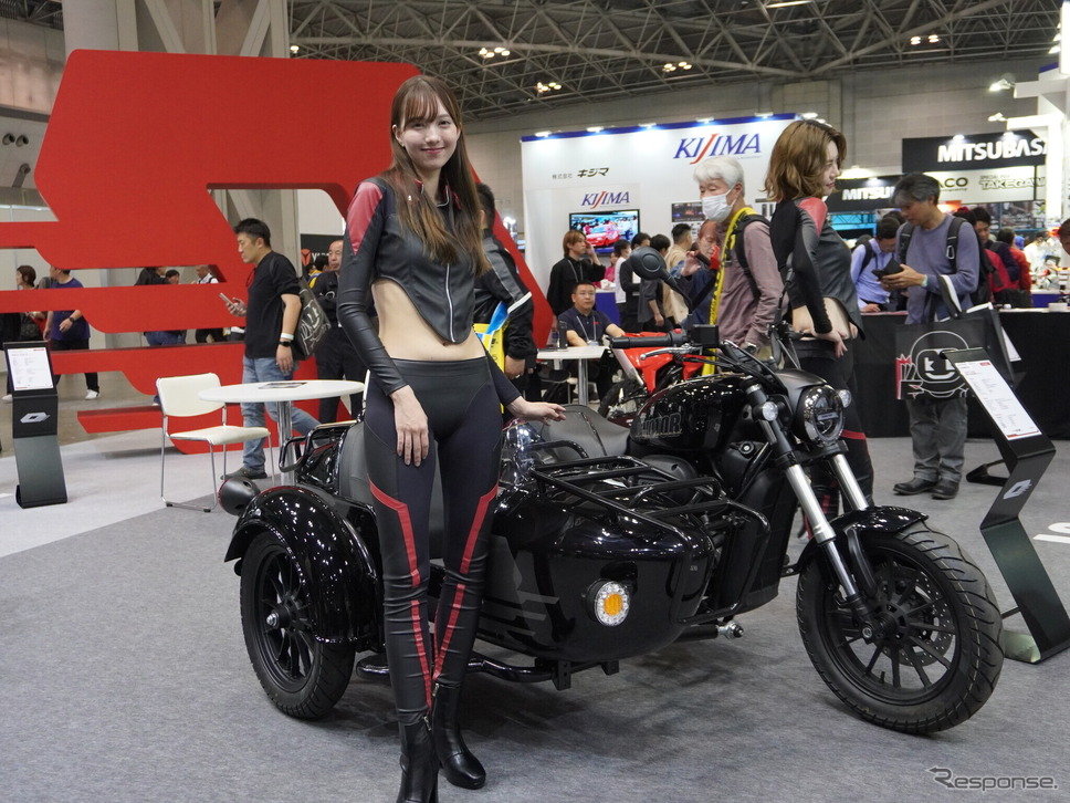 東京モーターサイクルショー2025で大きく展開されたQJモーターのブース《写真撮影 青木タカオ》