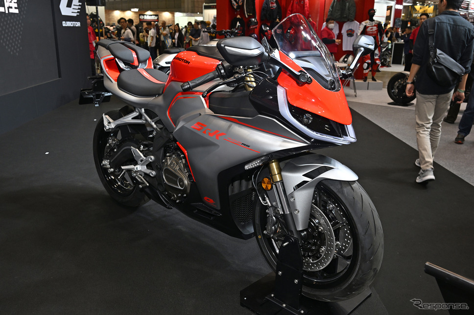 【はこぽす対応商品】 中国製400cc・4気筒が「第3の選択肢」に？ カワサキZX4Rとホンダ デュエルマスターズ