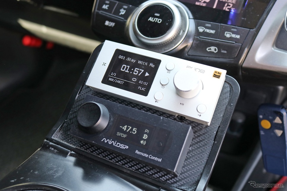 センターコンソール前部にはaune GTS1とminiDSPの表示&操作部をインストール。見やすく操作性の高い取り付けとなった。