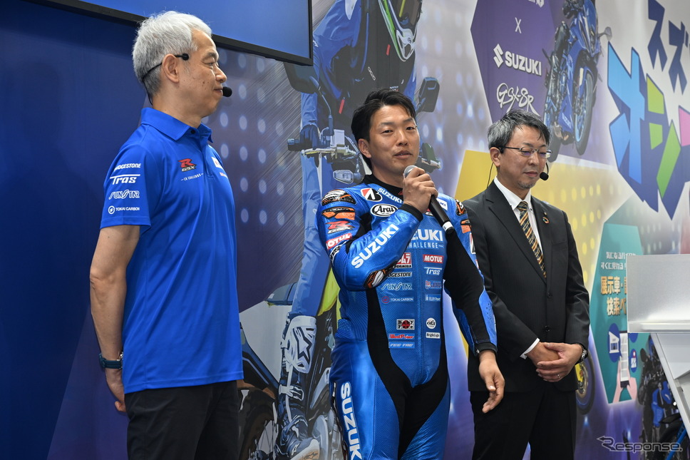 佐原伸一氏(左)と津田拓也選手(中央)《写真撮影 安藤貴史》