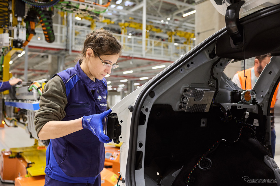 BMW『iX3』の試作車を生産開始《photo by BMW》