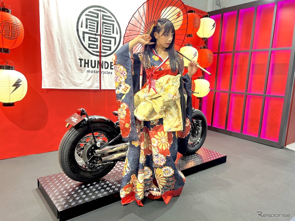 サンダーモーターサイクル250とガルちゃん(東京モーターサイクルショー2025)《写真撮影 青木タカオ》