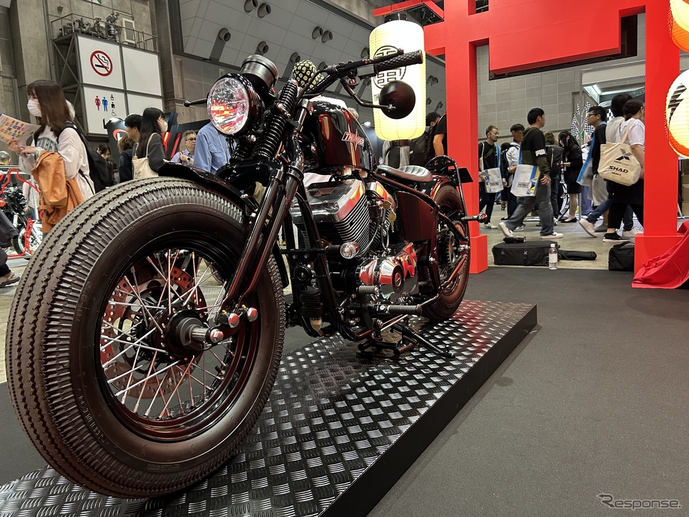 オールドハーレー特有のヴィンテージスタイルを実現する74スプリンガーを装着。《写真撮影 青木タカオ》