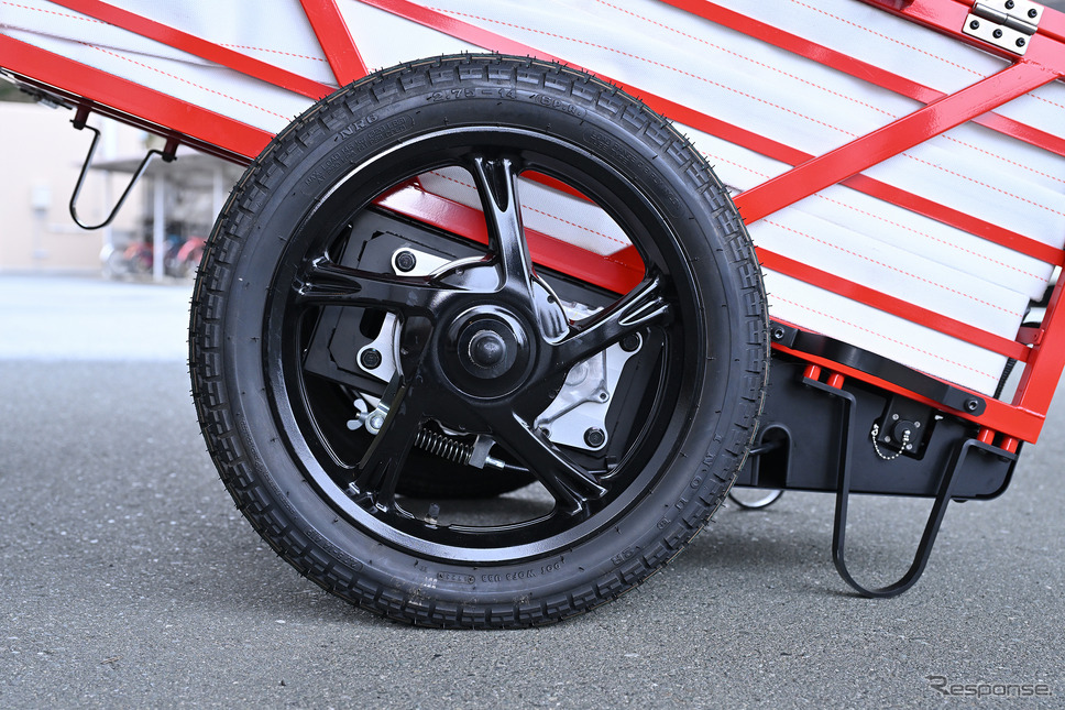 ホイールはスクーター用を採用。ヤマハ製品に詳しい人なら車種もわかるとか。《写真撮影 廣井誠》