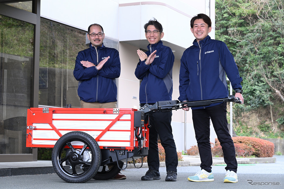 ヤマハモーターエンジニアリングの開発メンバーと電動アシストホースカー。消防ブランド『X(クロス)』のポーズで。《写真撮影 廣井誠》