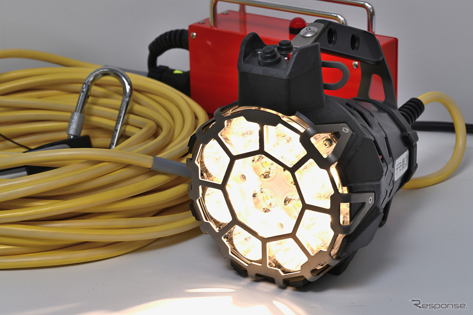 消防専用LED投光器のX-BUSTER(クロスバスター)《写真撮影 廣井誠》