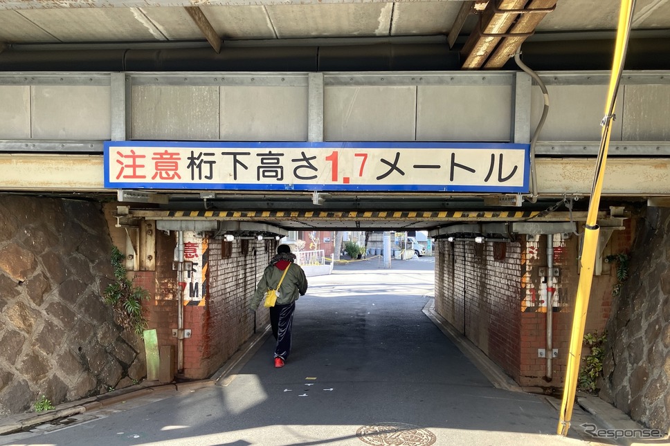 桁下1.7m、東武線・牛田付近。南側は牛島駅ホームがかかる《写真撮影 高木啓》