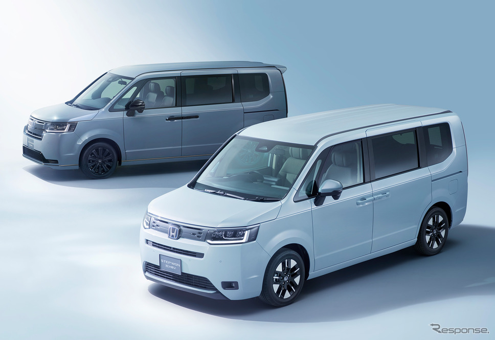 ホンダ ステップワゴン SPADA PREMIUM LINE BLACK EDITION(左)とAIR EX(右)《写真提供 ホンダ》