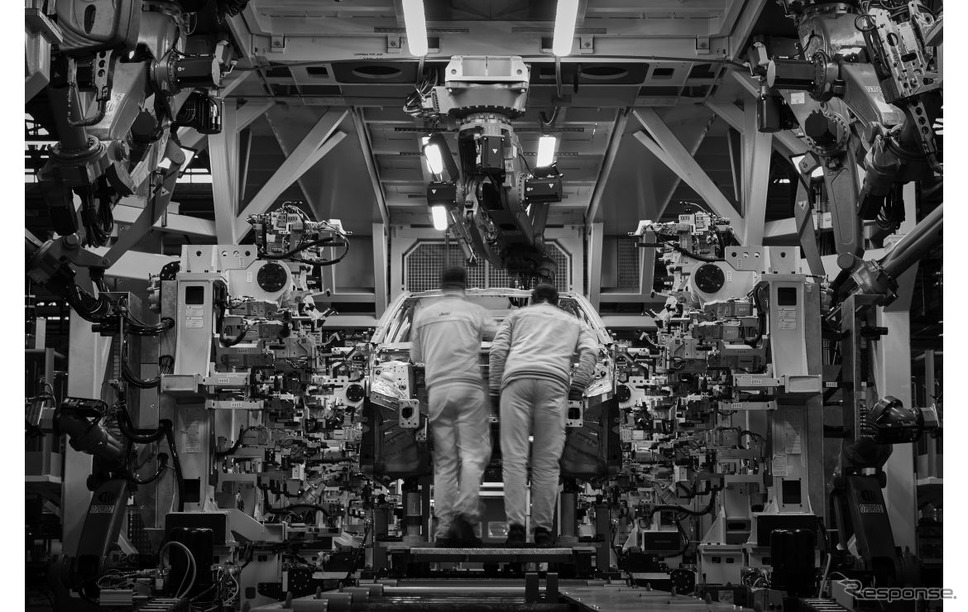 写真家アレッサンドロ・ドビチ氏が撮影した新型『コンパス』のティザー写真《photo by Jeep》
