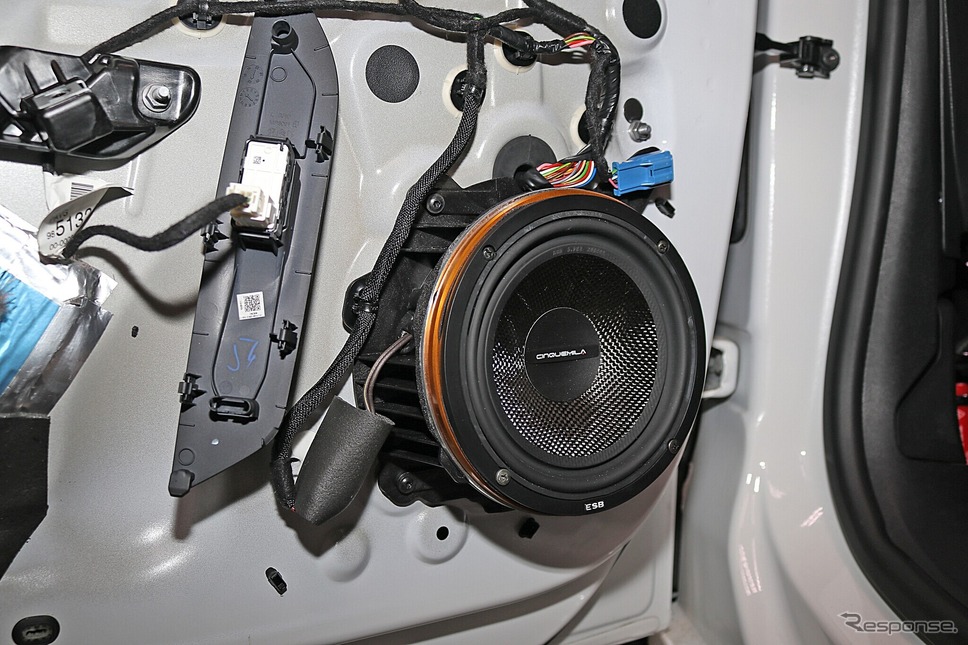 ドアを開けると高音質化のキーワードになるスピーカー取り付けが見える。ESB5.165をチョイスして取り付けにも気を配る。