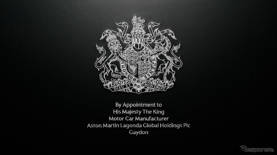 アストンマーティンのウィングバッジが英国王室の紋章に並ぶ《photo by Aston Martin》