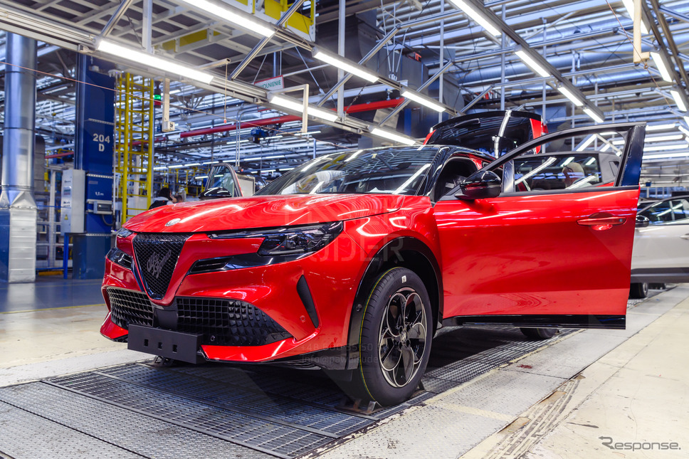 アルファロメオ『ジュニアQ4』の生産をステランティスのポーランド工場で開始《photo by Alfa Romeo》