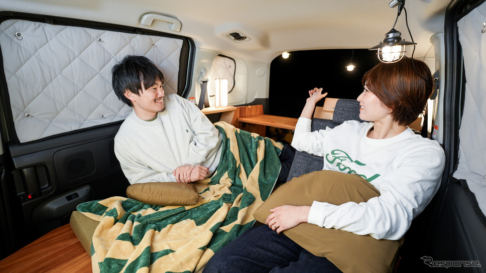 トヨタカローラ香川のカーシェア「TOYOTA SHARE」の車両に、YURTが展開する天然木製車中泊キット「VANLIFE ROOMKIT」を搭載《写真提供 RESTORE》