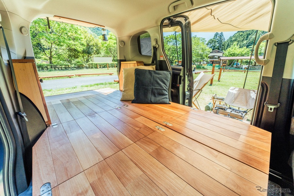 トヨタカローラ香川のカーシェア「TOYOTA SHARE」の車両に、YURTが展開する天然木製車中泊キット「VANLIFE ROOMKIT」を搭載《写真提供 RESTORE》