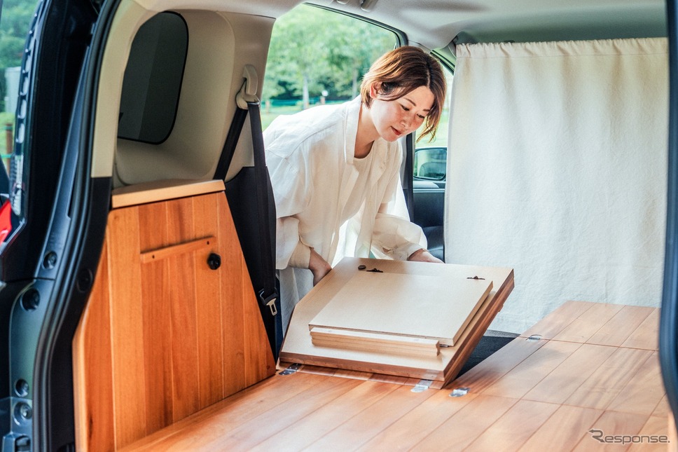 トヨタカローラ香川のカーシェア「TOYOTA SHARE」の車両に、YURTが展開する天然木製車中泊キット「VANLIFE ROOMKIT」を搭載《写真提供 RESTORE》