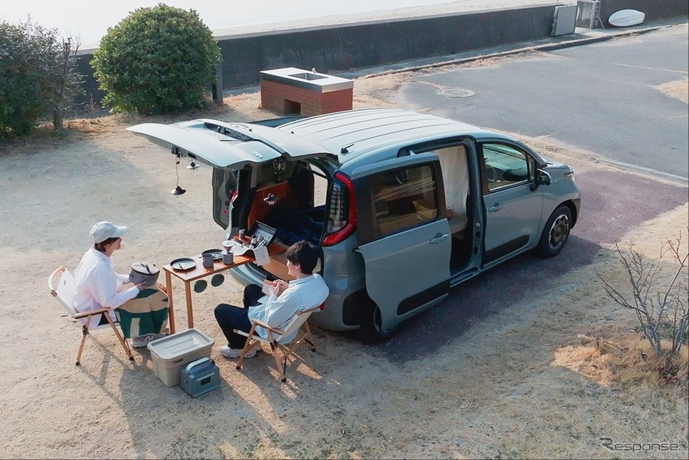 トヨタカローラ香川のカーシェア「TOYOTA SHARE」の車両に、YURTが展開する天然木製車中泊キット「VANLIFE ROOMKIT」を搭載《写真提供 RESTORE》