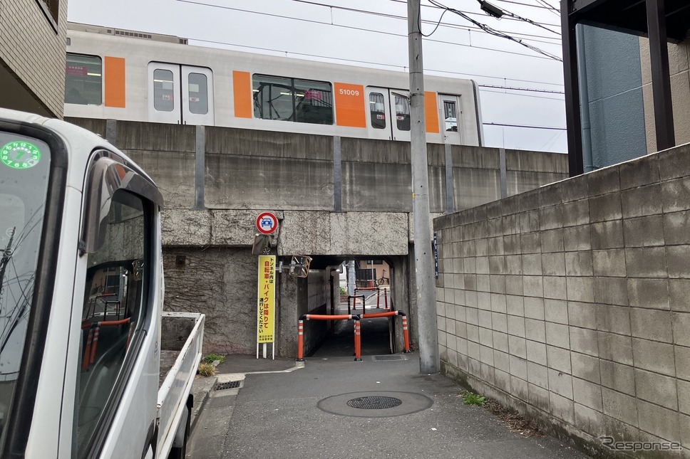 桁下1.9m(?)、東武線・東向島〜鐘ケ淵《写真撮影 高木啓》