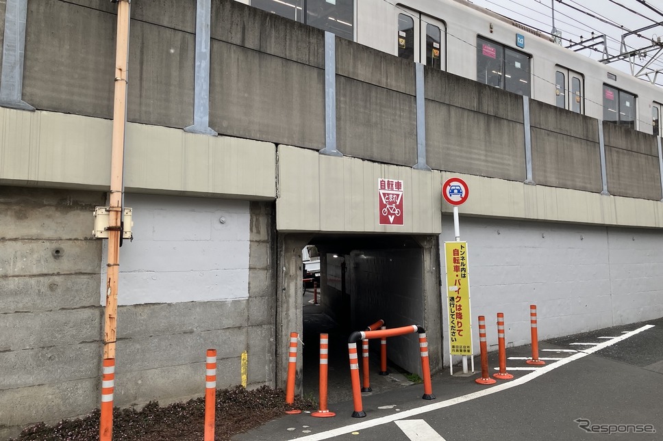 桁下1.9m(?)、東武線・東向島〜鐘ケ淵《写真撮影 高木啓》
