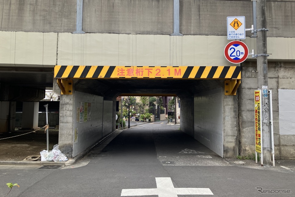 桁下2.0m、東武線・東向島〜鐘ケ淵の第2墨田通り架道橋《写真撮影 高木啓》