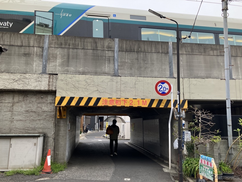 桁下2.0m、東武線・東向島〜鐘ケ淵の第2墨田通り架道橋《写真撮影 高木啓》